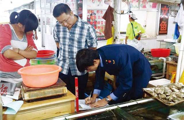 近日，三亞一海鮮店在電子秤上動(dòng)手腳被行政拘留十五日并處一千元罰款